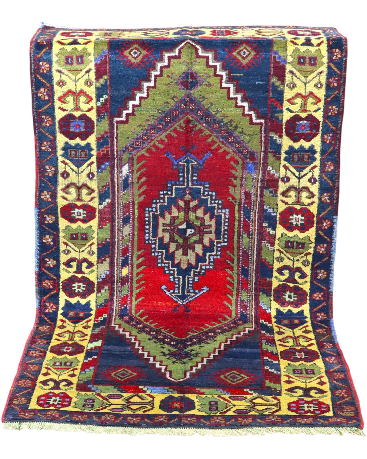 Tappeto Turco 179x103 cm, annodato a mano, con medaglione centrale geometrico rosso, motivi tribali e bordura gialla decorata.