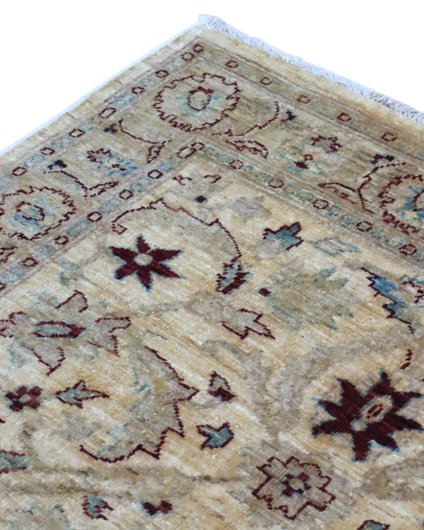 Tappeto Ziegler 182x125 cm con fondo beige e motivi floreali marroni e azzurri, tramato ed annodato a mano, provenienza Afghanistan.