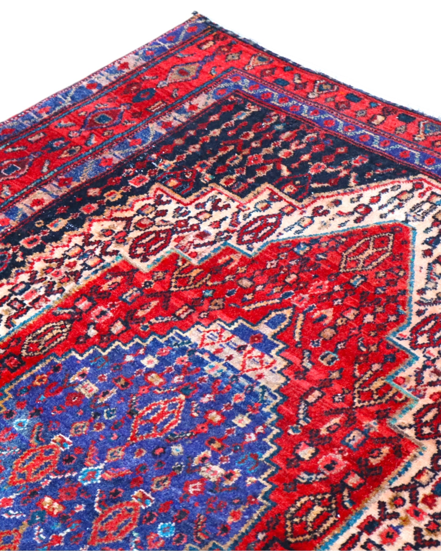 Tappeto Senneh 176x146 cm annodato a mano, con medaglione centrale blu e motivi geometrici su fondo rosso e avorio.