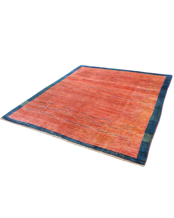 Tappeto Gabbeh persiano 268x229 cm con fondo rosso, bordo blu e dettagli lineari, tramato ed annodato a mano.