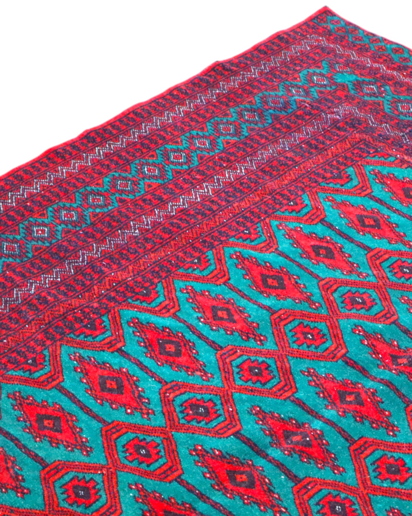 Tappeto Bukhara 172x126 cm annodato a mano, con motivi geometrici gul su fondo verde smeraldo e cornice rossa.