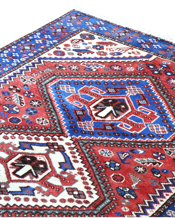 Tappeto Salame persiano 203x130 cm, annodato a mano, con tre medaglioni romboidali geometrici su fondo rosso e blu.