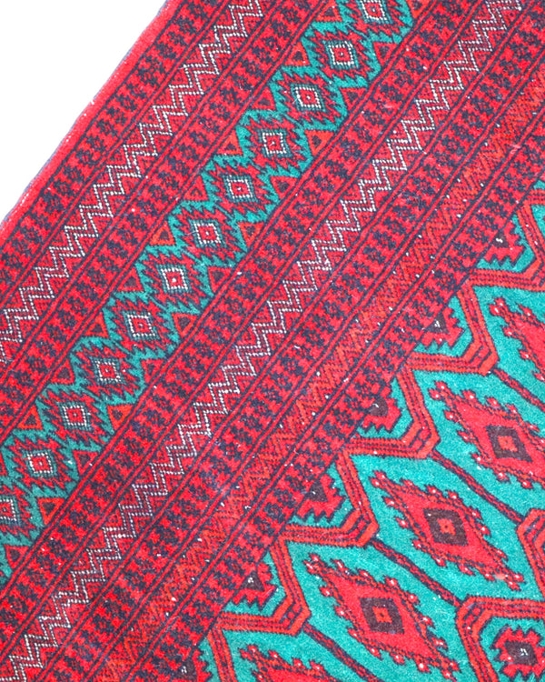 Tappeto Bukhara 172x126 cm annodato a mano, con motivi geometrici gul su fondo verde smeraldo e cornice rossa.