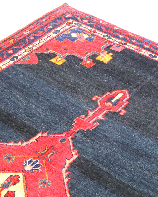 Tappeto Hamedan 200x119 cm, annodato a mano, con medaglione geometrico rosso, fondo blu notte e dettagli arancio.