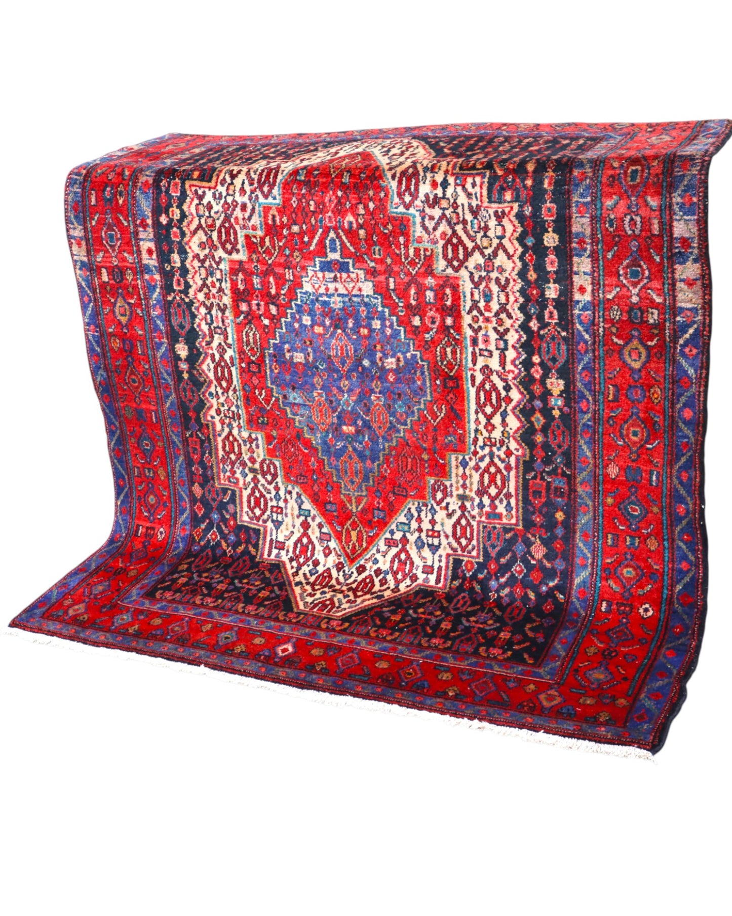 Tappeto Senneh 176x146 cm annodato a mano, con medaglione centrale blu e motivi geometrici su fondo rosso e avorio.