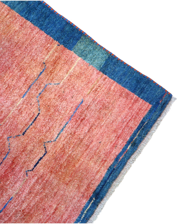 Tappeto Gabbeh persiano 268x229 cm con fondo rosso, bordo blu e dettagli lineari, tramato ed annodato a mano.