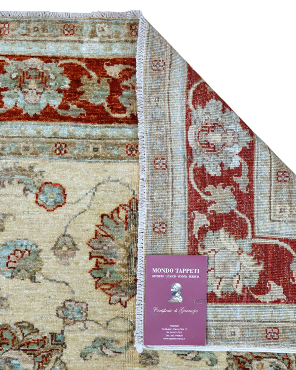 Tappeto Ziegler 184x116 cm con fondo avorio e bordura bordeaux, motivi floreali eleganti, tramato ed annodato a mano, provenienza Afghanistan.
