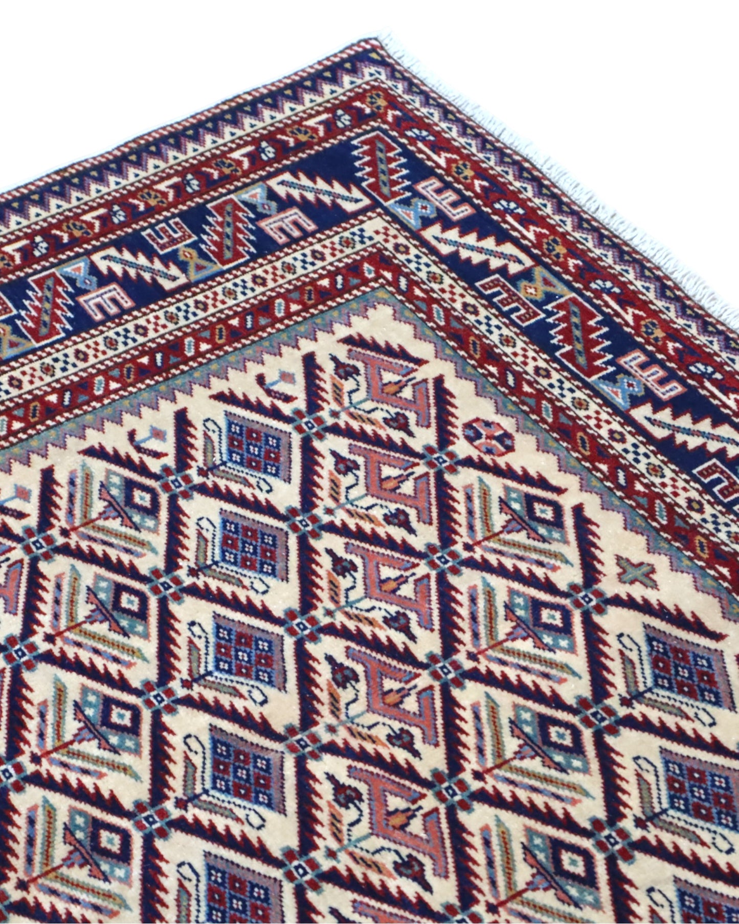 Tappeto Shirvan 167x122 cm in lana annodata a mano, fondo chiaro con rombi geometrici e cornice caucasica.