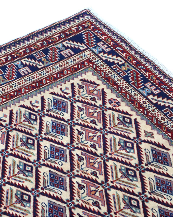 Tappeto Shirvan 167x122 cm in lana annodata a mano, fondo chiaro con rombi geometrici e cornice caucasica.