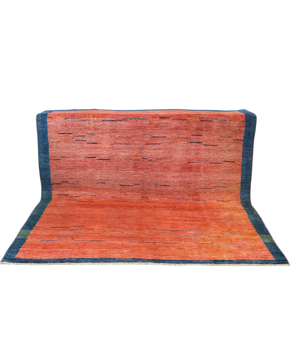 Tappeto Gabbeh persiano 268x229 cm con fondo rosso, bordo blu e dettagli lineari, tramato ed annodato a mano.