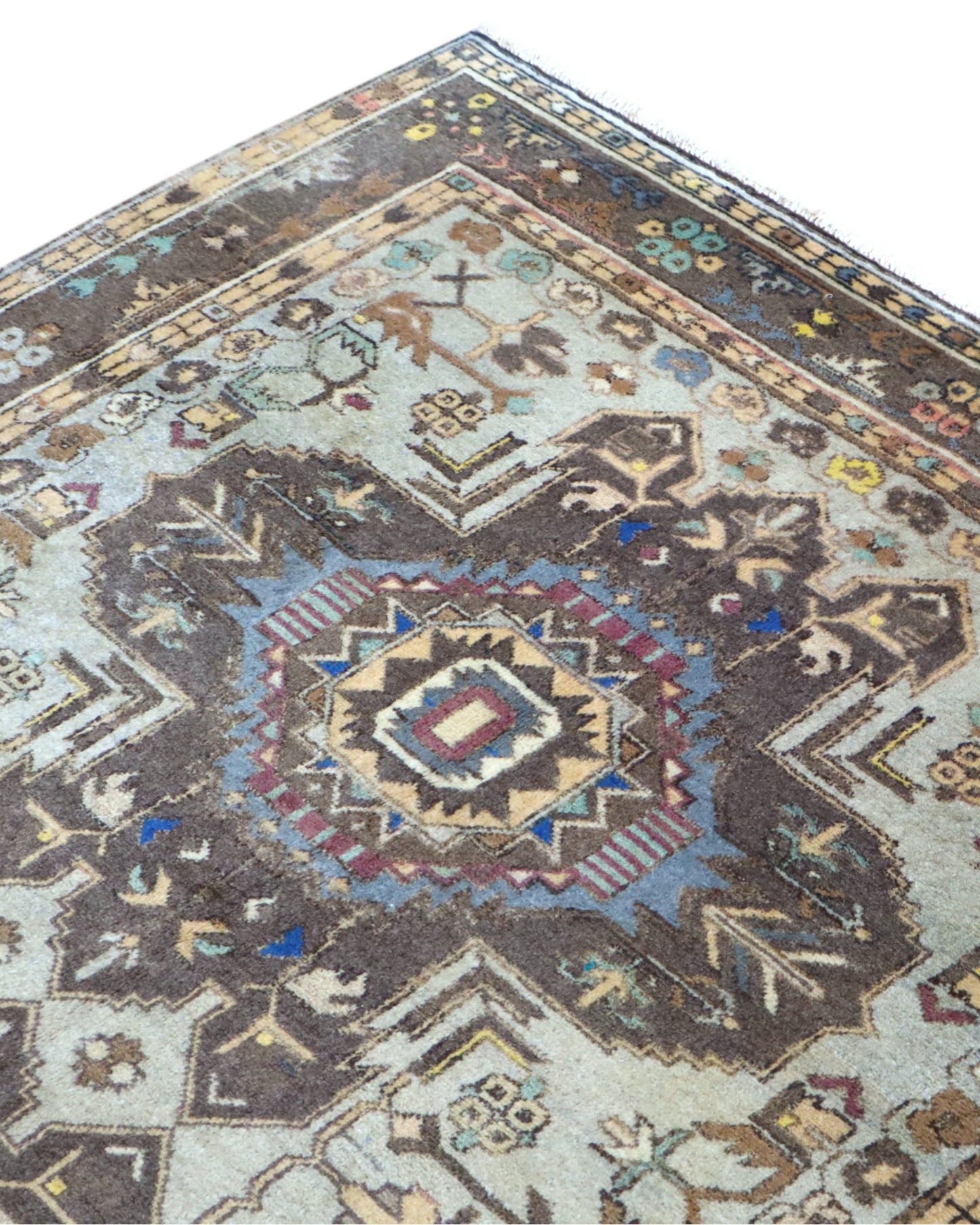 Tappeto Ziegler 175x210 cm, annodato a mano, con motivi geometrici e floreali stilizzati nei toni beige, marrone e blu.