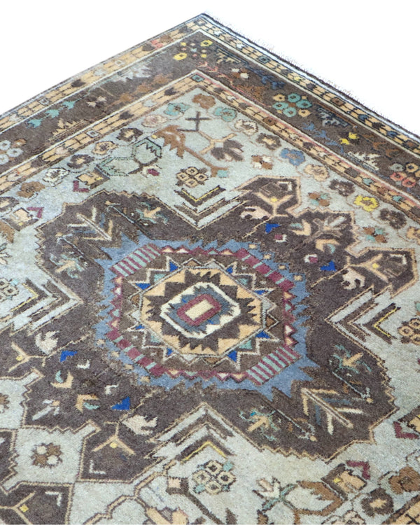 Tappeto Ziegler 175x210 cm, annodato a mano, con motivi geometrici e floreali stilizzati nei toni beige, marrone e blu.