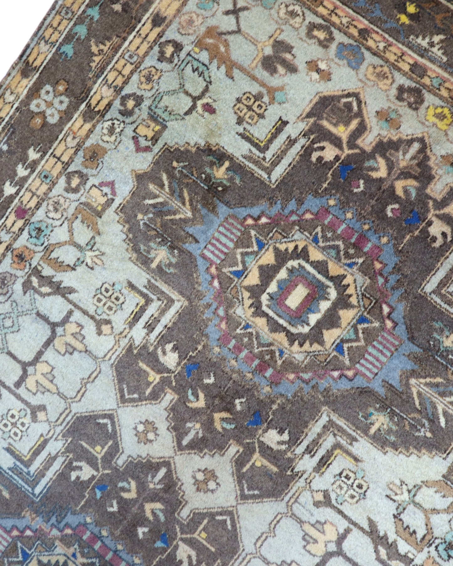 Tappeto Ziegler 175x210 cm, annodato a mano, con motivi geometrici e floreali stilizzati nei toni beige, marrone e blu.