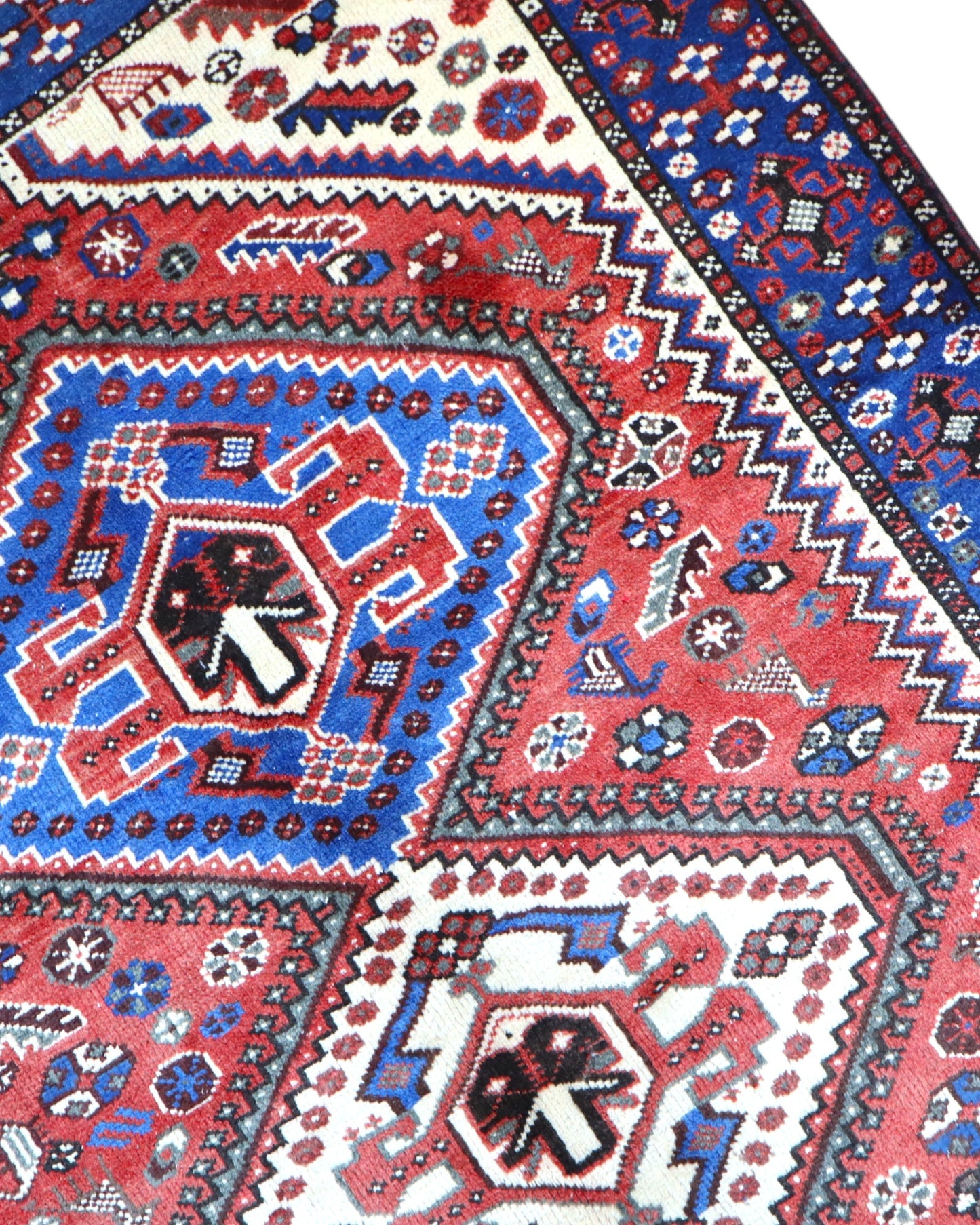 Tappeto Salame persiano 203x130 cm, annodato a mano, con tre medaglioni romboidali geometrici su fondo rosso e blu.