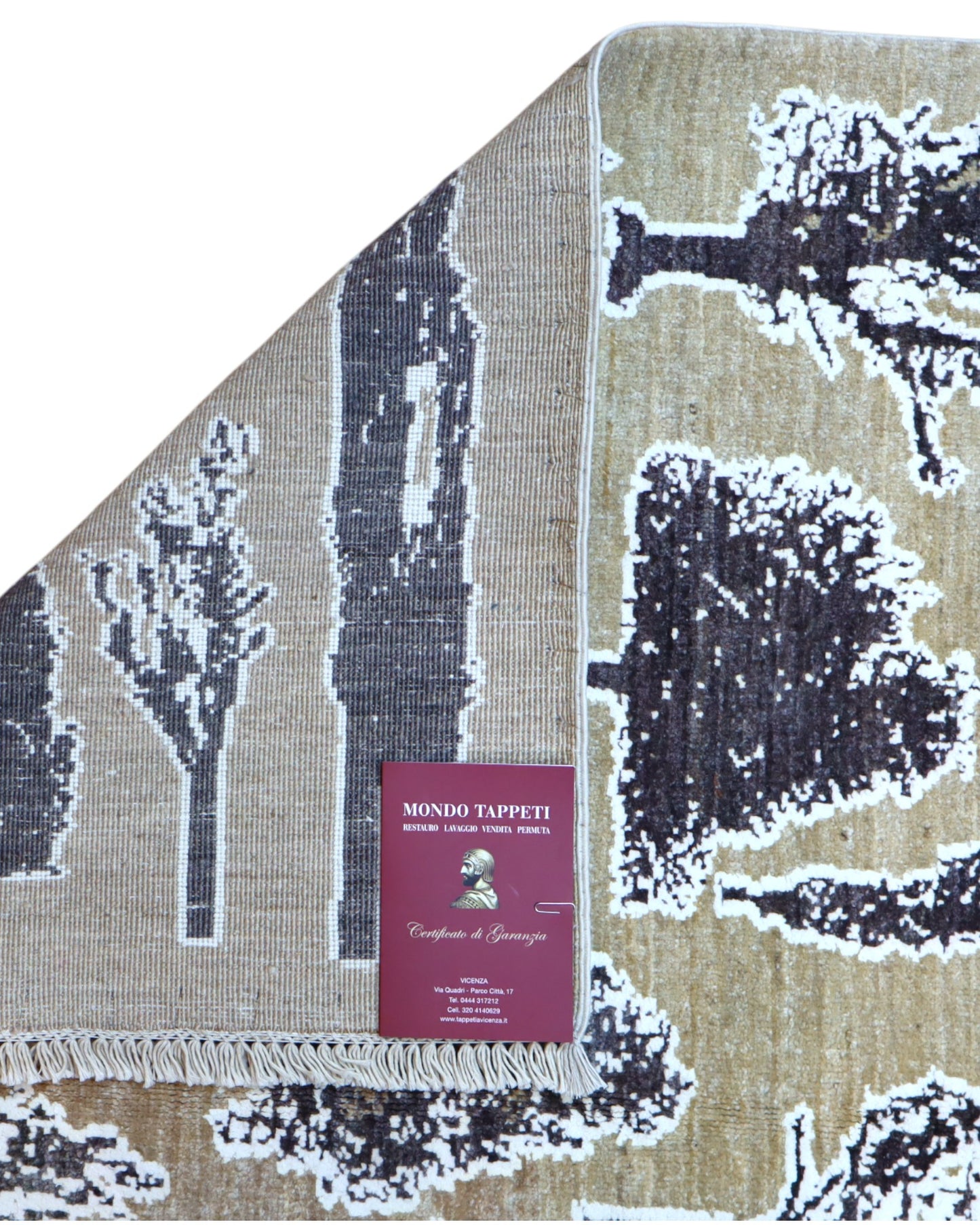 Tappeto Moderno 177x122 cm con fondo beige e motivi ad albero in nero e grigio, tramato ed annodato a mano, provenienza Afghanistan.