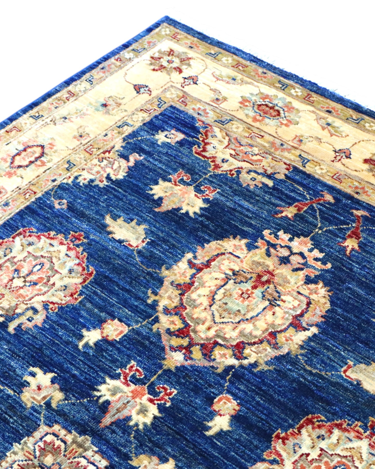 Tappeto Ziegler 178x122 cm con motivo floreale su fondo blu scuro e bordura beige, ideale per arredamenti eleganti.