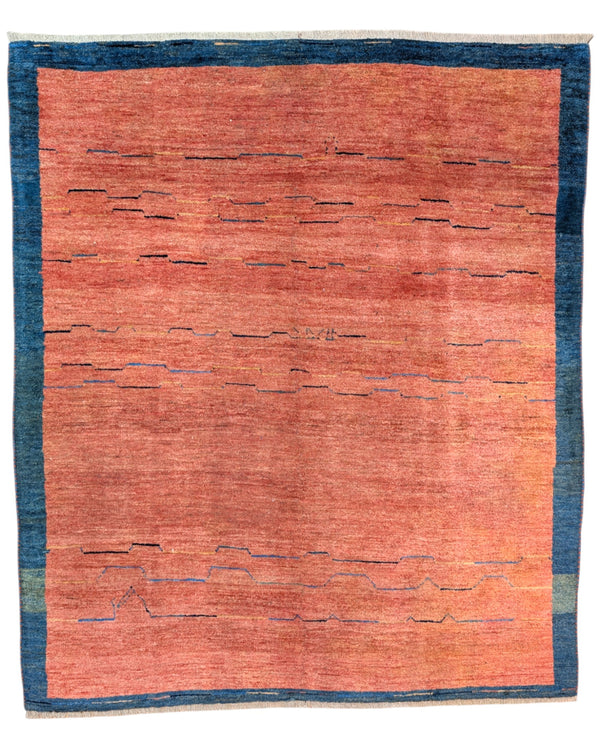 Tappeto Gabbeh persiano 268x229 cm con fondo rosso, bordo blu e dettagli lineari, tramato ed annodato a mano.