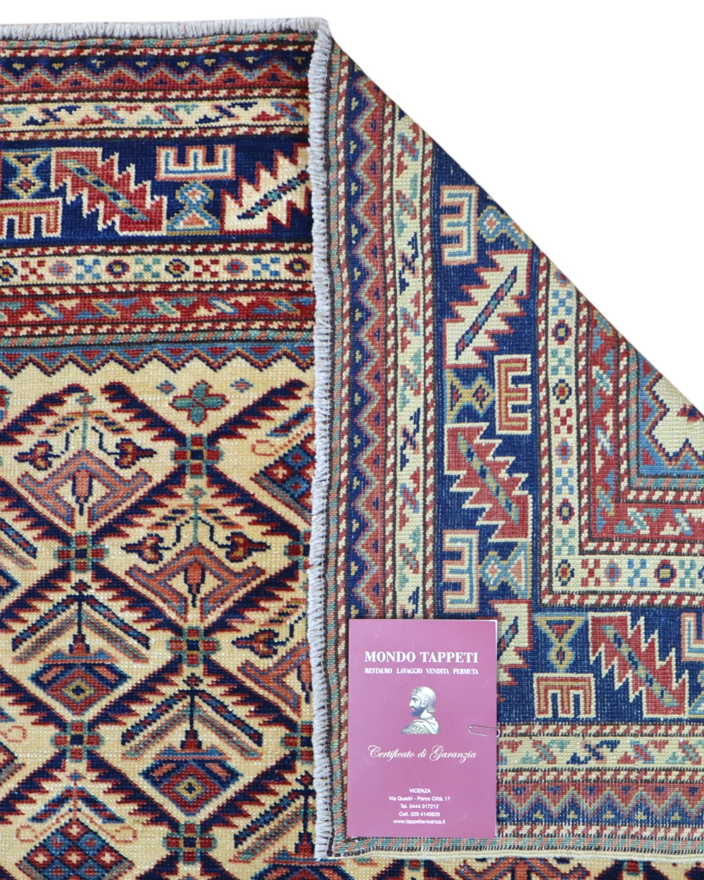 Tappeto Shirvan 166x120 cm in lana annodata a mano, fondo chiaro con rombi geometrici e cornici caucasiche.