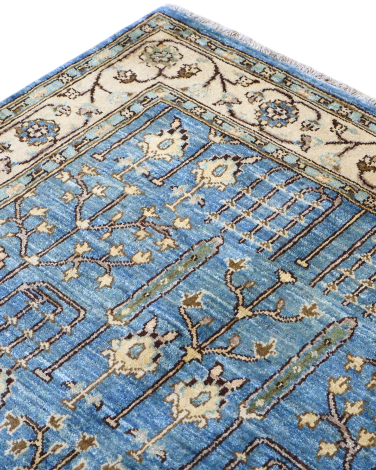 Tappeto Ziegler 188x123 cm con disegno floreale su fondo azzurro e bordura beige, perfetto per arredamenti eleganti e moderni.