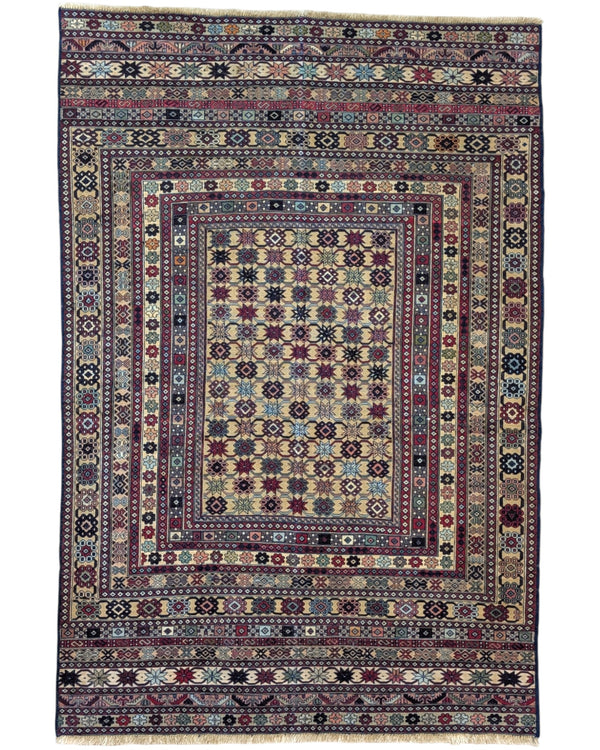 Tappeto Sumakh 180x130 cm con motivi geometrici e floreali in rosso, blu e crema su fondo beige.