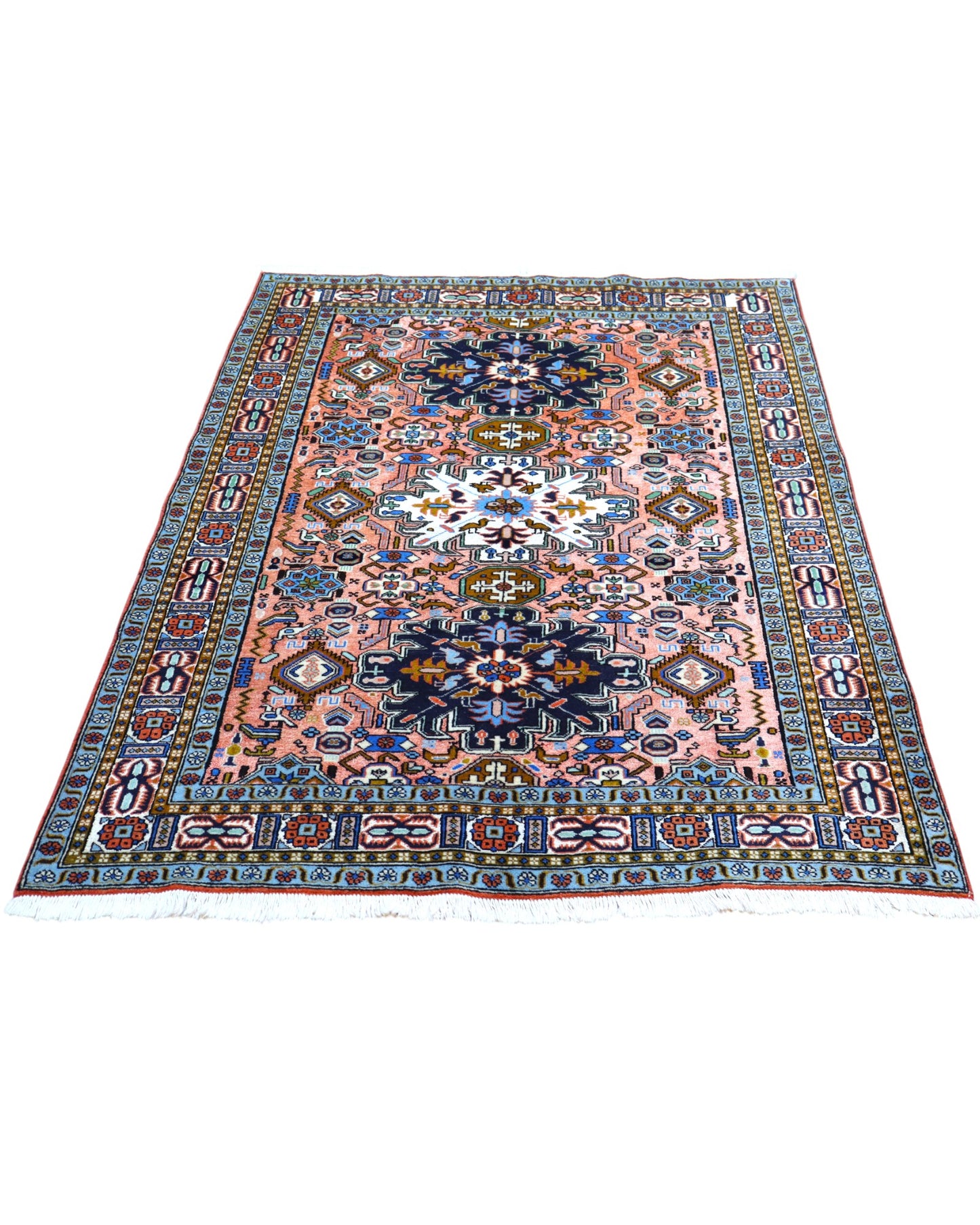 Tappeto Ardabil 186x135 cm, lana annodata a mano, fondo rosa con tre medaglioni centrali blu, bianco e nero.