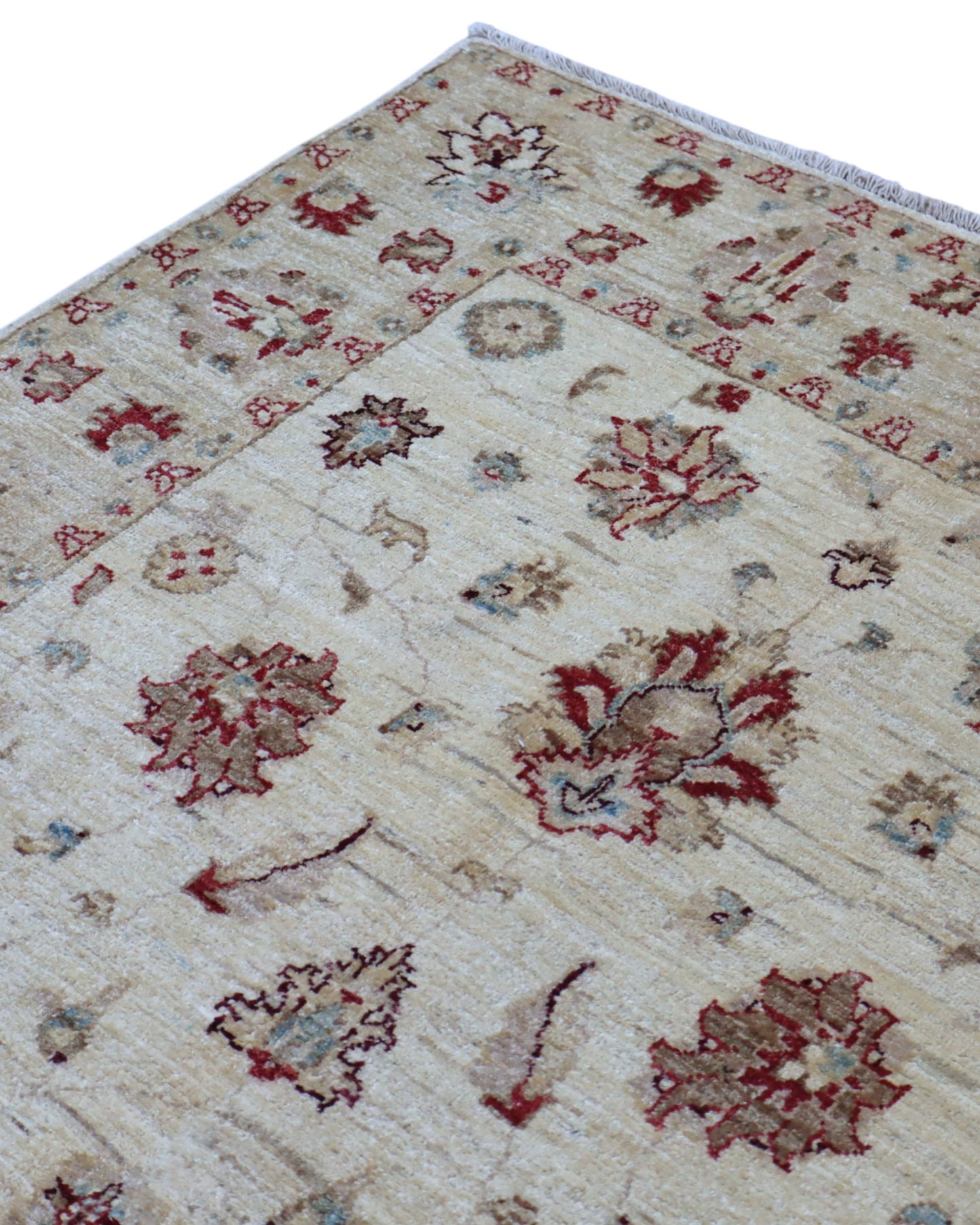 Tappeto Farahan 188x123 cm persiano, annodato a mano, fondo beige/avorio con motivi floreali rossi e tocchi azzurri.