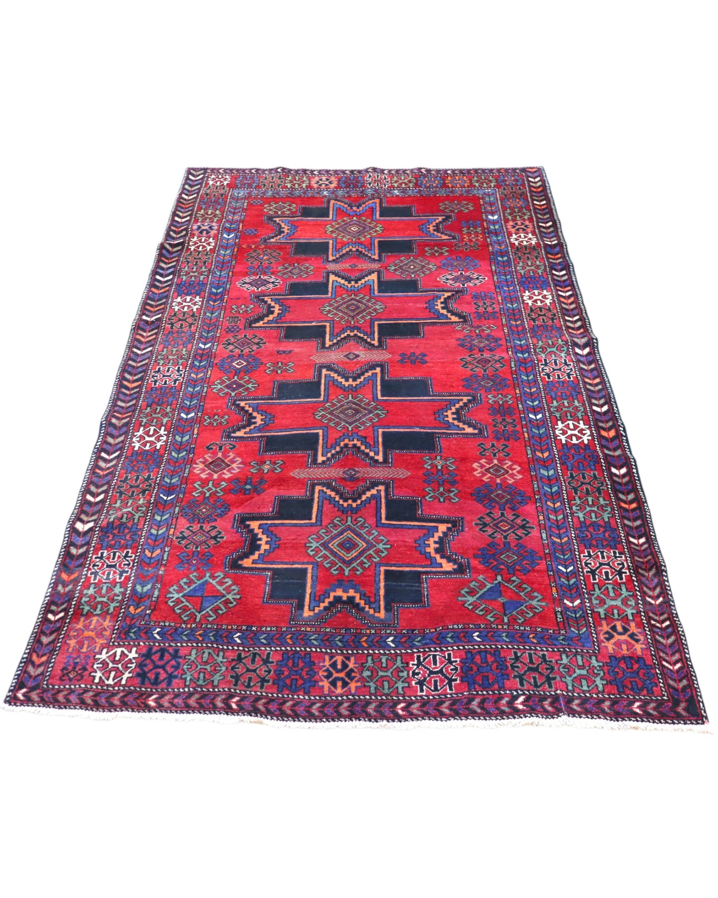 Tappeto Hamadan 214x131 cm in lana annodata a mano, con motivi a stelle geometriche su fondo rosso e cornice tribale.