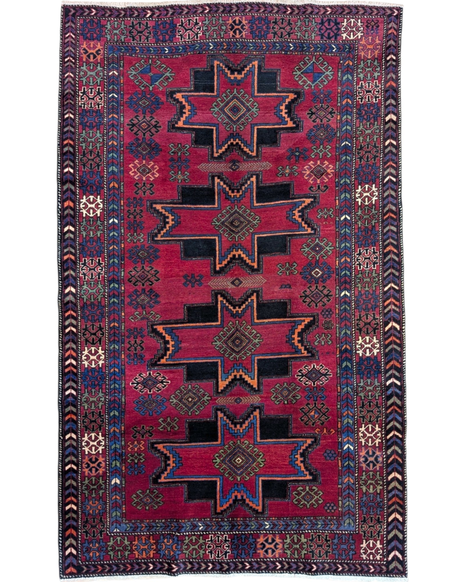 Tappeto Hamadan 214x131 cm in lana annodata a mano, con motivi a stelle geometriche su fondo rosso e cornice tribale.