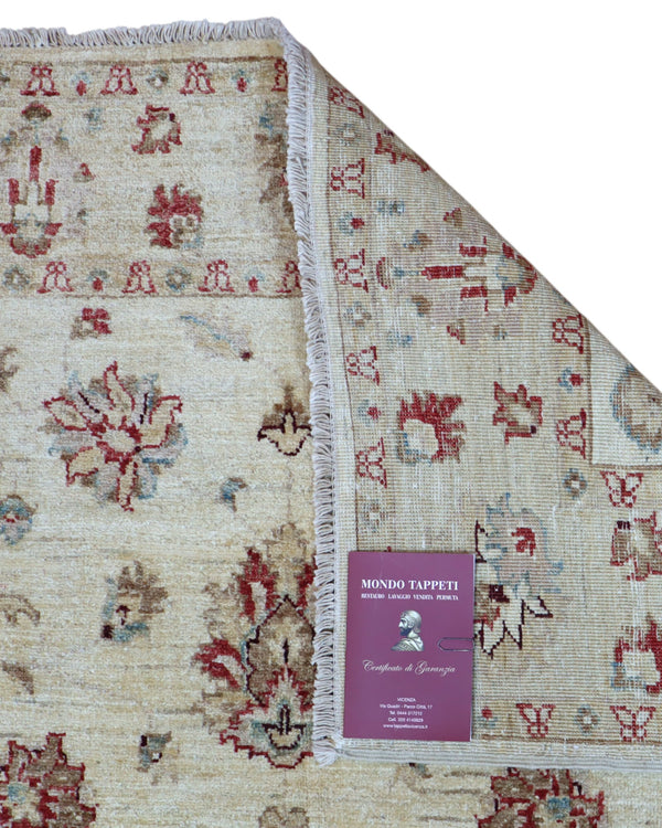 Tappeto Farahan 188x123 cm persiano, annodato a mano, fondo beige/avorio con motivi floreali rossi e tocchi azzurri.