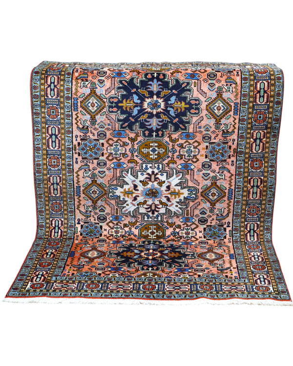 Tappeto Ardabil 186x135 cm, lana annodata a mano, fondo rosa con tre medaglioni centrali blu, bianco e nero.