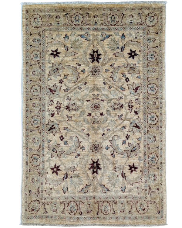 Tappeto Ziegler 182x125 cm con fondo beige e motivi floreali marroni e azzurri, tramato ed annodato a mano, provenienza Afghanistan.