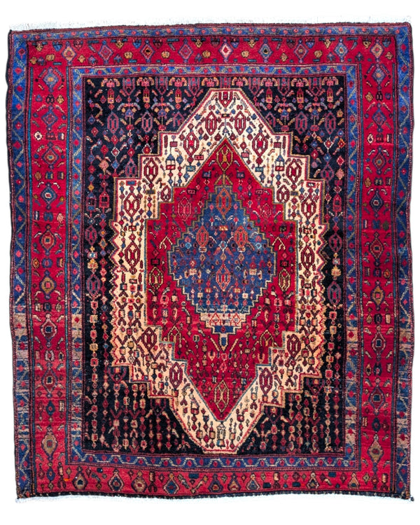 Tappeto Senneh 176x146 cm annodato a mano, con medaglione centrale blu e motivi geometrici su fondo rosso e avorio.