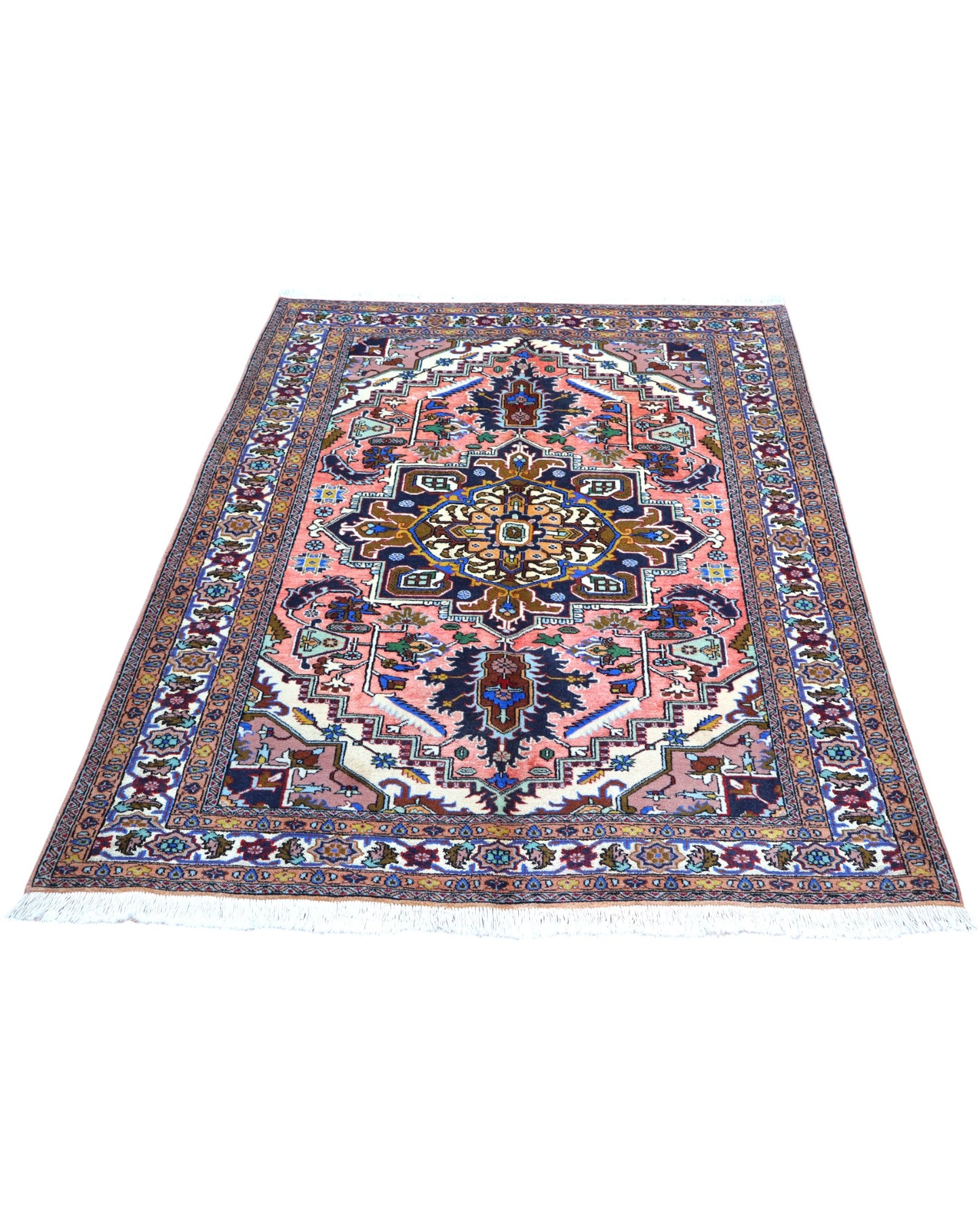 Tappeto Ardabil 187x136 cm persiano, annodato a mano, fondo rosa antico con medaglione geometrico blu e motivi floreali stilizzati.