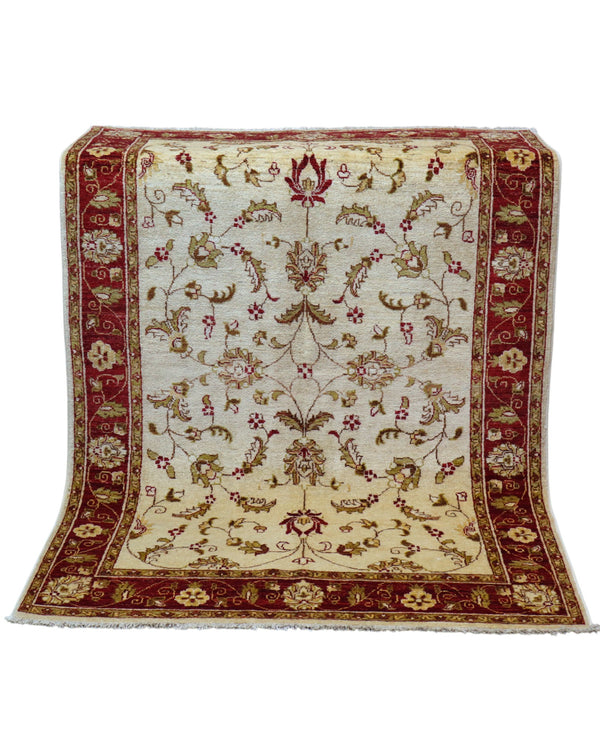 Tappeto Ziegler 195x135 cm in lana, annodato a mano, fondo avorio con disegni floreali e cornice rosso rubino.