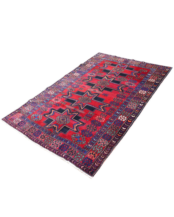 Tappeto Hamadan 214x131 cm in lana annodata a mano, con motivi a stelle geometriche su fondo rosso e cornice tribale.