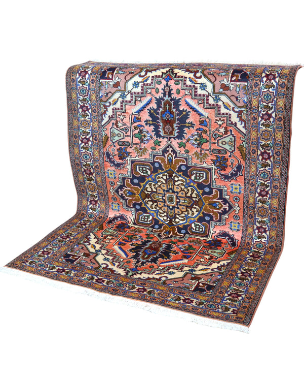 Tappeto Ardabil 187x136 cm persiano, annodato a mano, fondo rosa antico con medaglione geometrico blu e motivi floreali stilizzati.