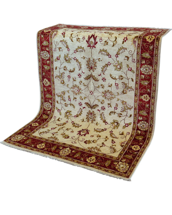 Tappeto Ziegler 195x135 cm in lana, annodato a mano, fondo avorio con disegni floreali e cornice rosso rubino.