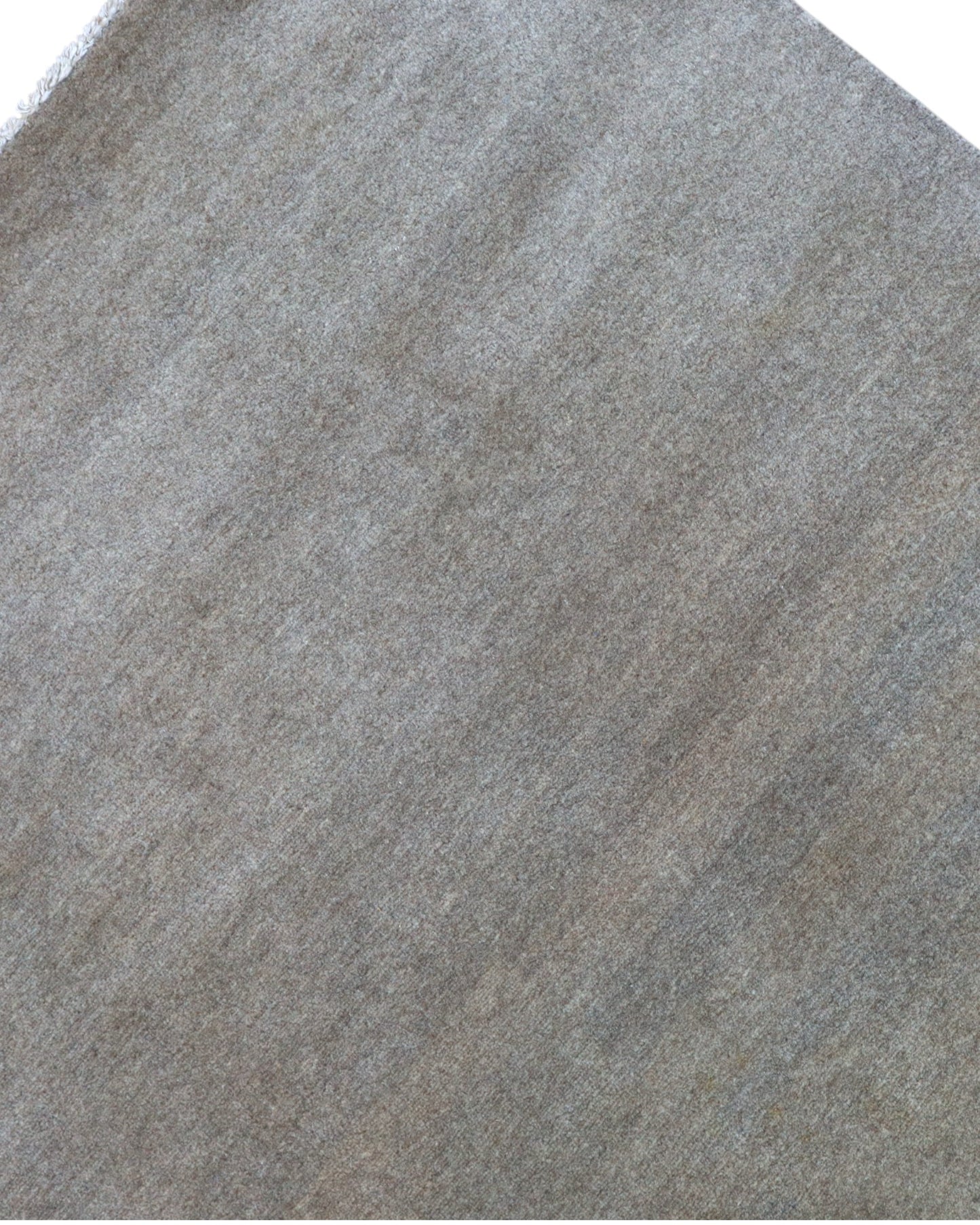 Tappeto moderno 183x138 cm annodato a mano, in lana e cotone, con sfumature grigio e taupe dal design minimalista.