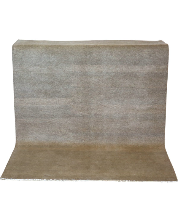 Tappeto moderno 183x138 cm annodato a mano, in lana e cotone, con sfumature grigio e taupe dal design minimalista.