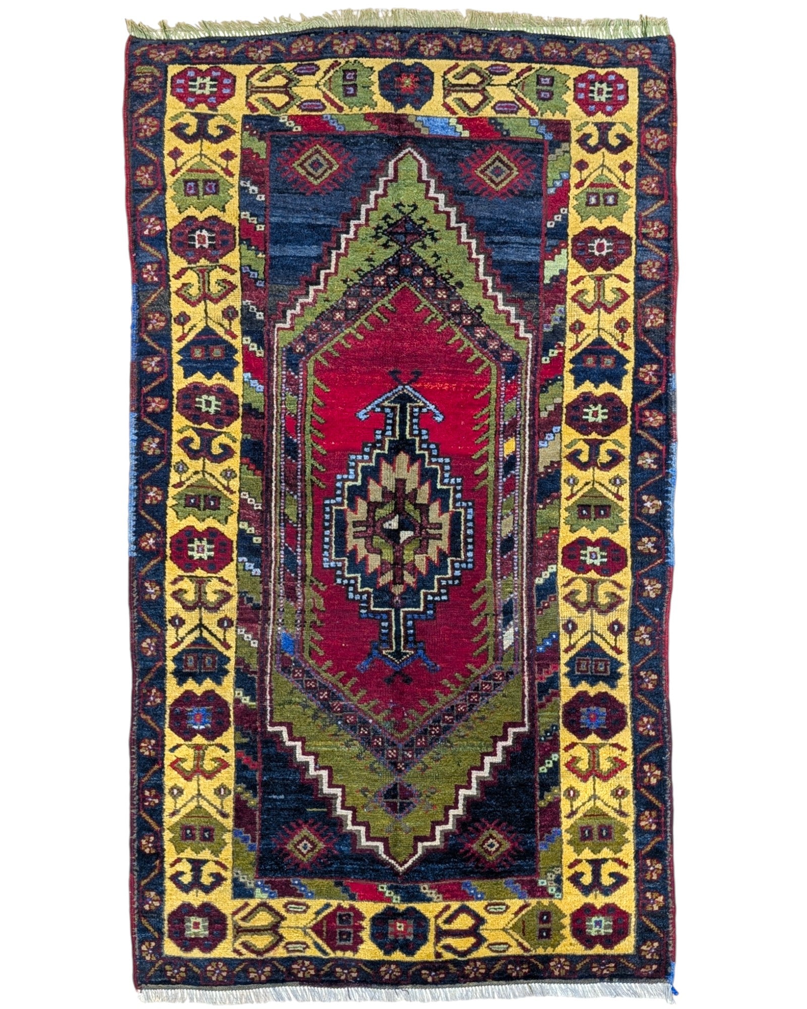 Tappeto Turco 179x103 cm, annodato a mano, con medaglione centrale geometrico rosso, motivi tribali e bordura gialla decorata.