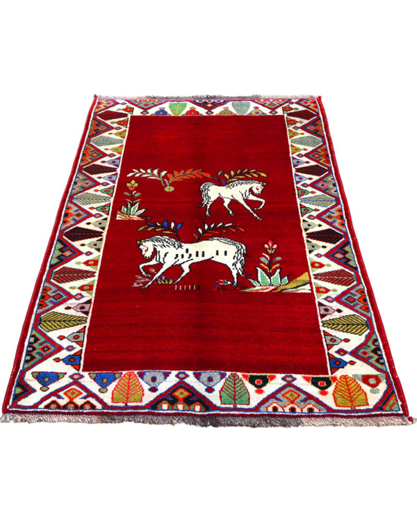 Tappeto Gashgai 185x111 cm annodato a mano, con cavalli stilizzati bianchi su fondo rosso e cornice geometrica multicolore.