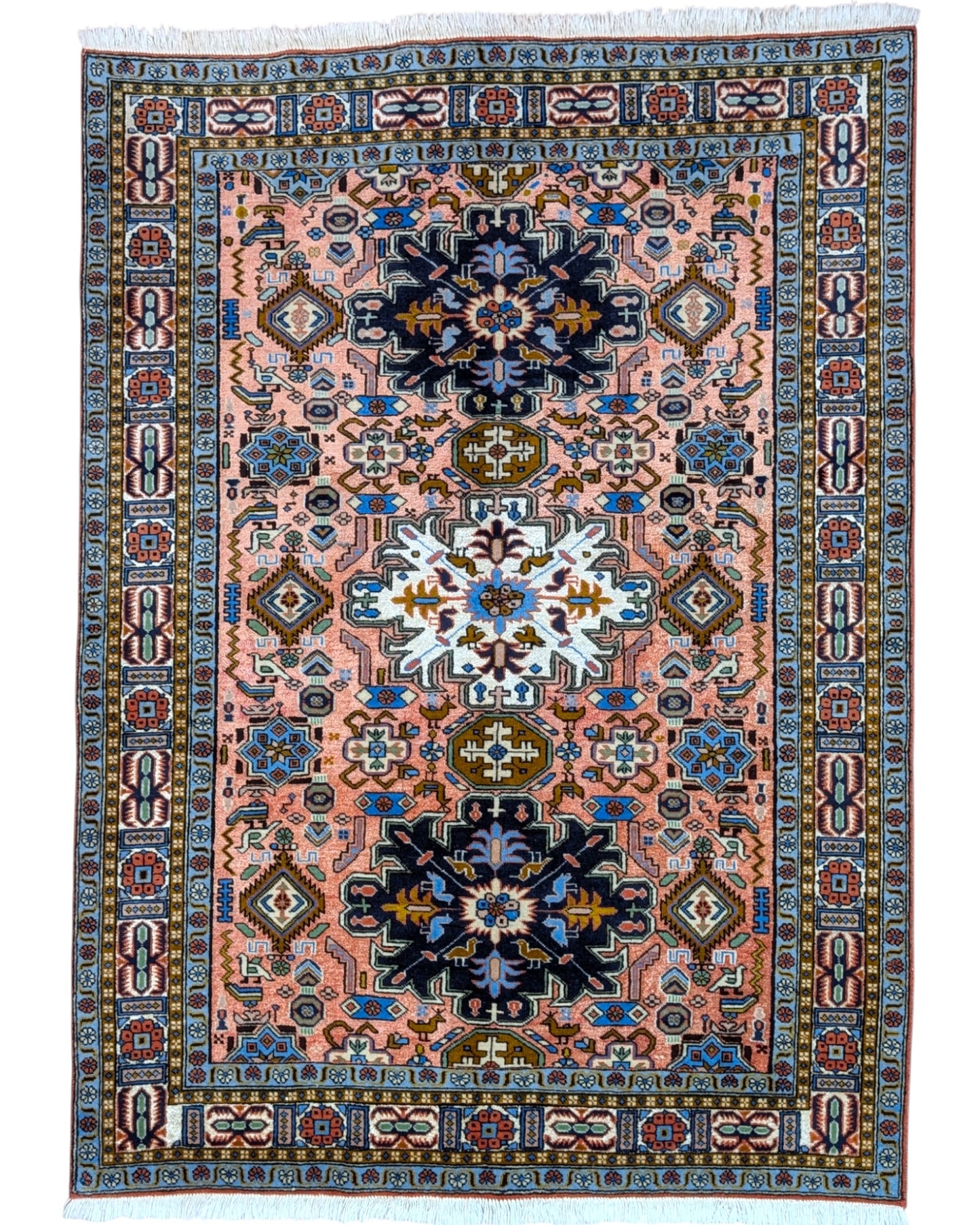 Tappeto Ardabil 186x135 cm, lana annodata a mano, fondo rosa con tre medaglioni centrali blu, bianco e nero.