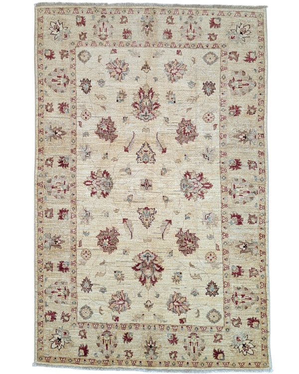 Tappeto Farahan 188x123 cm persiano, annodato a mano, fondo beige/avorio con motivi floreali rossi e tocchi azzurri.