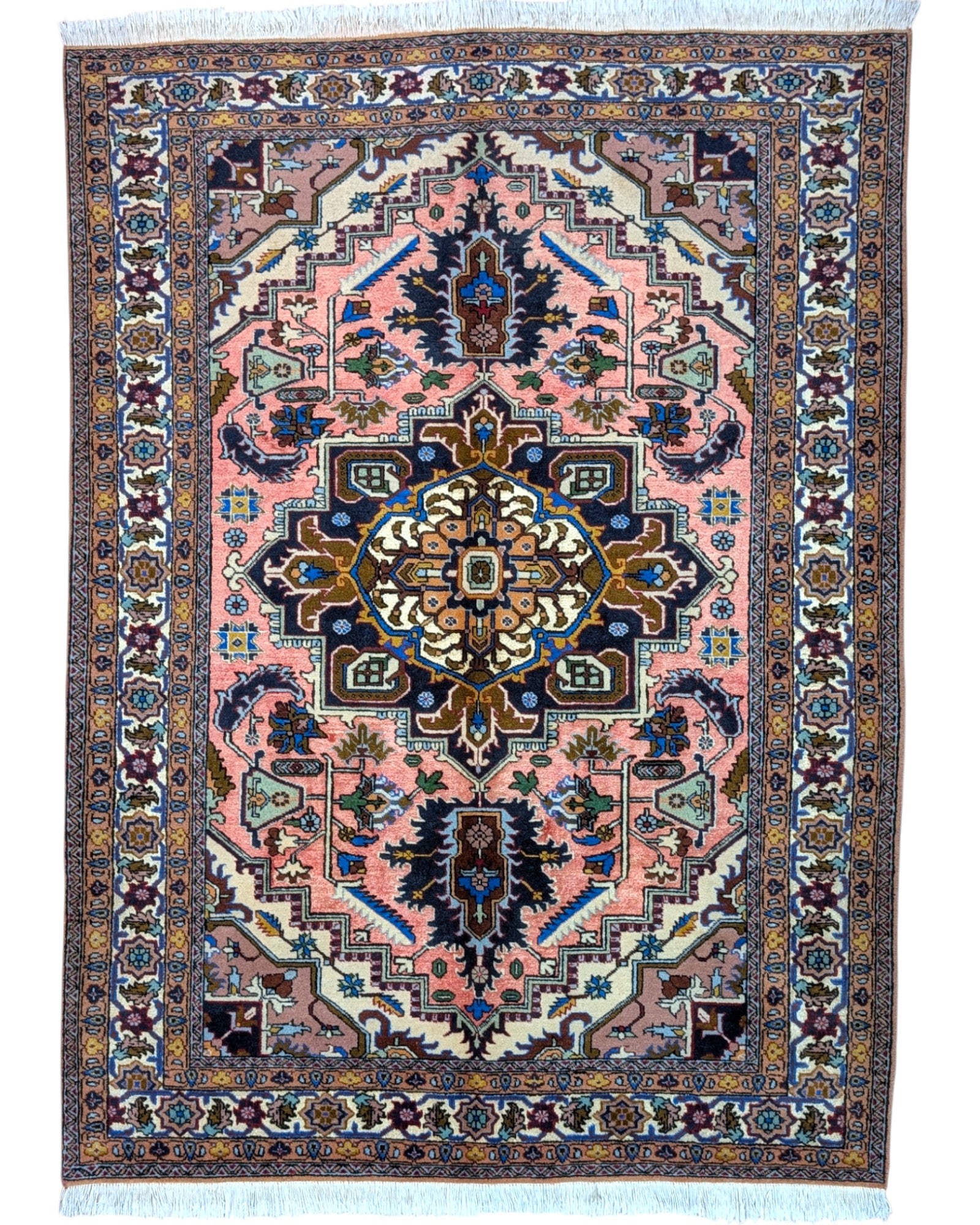 Tappeto Ardabil 187x136 cm persiano, annodato a mano, fondo rosa antico con medaglione geometrico blu e motivi floreali stilizzati.