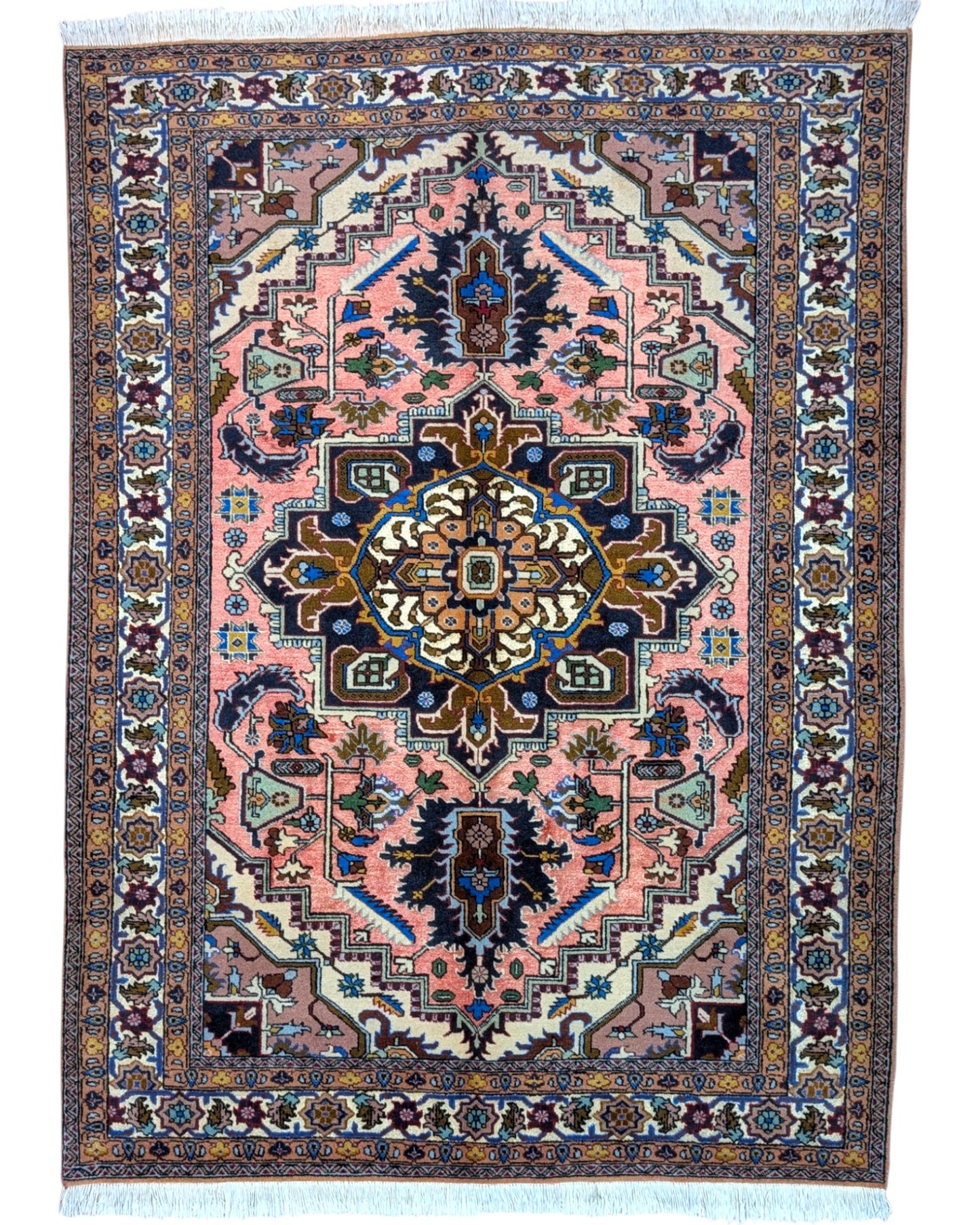 Tappeto Ardabil 187x136 cm persiano, annodato a mano, fondo rosa antico con medaglione geometrico blu e motivi floreali stilizzati.