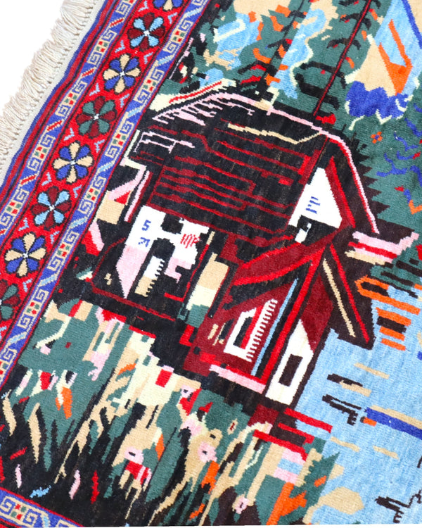 Tappeto Senneh persiano 167x134 cm, annodato a mano, con scena paesaggistica di villaggio, alberi, lago e montagne.