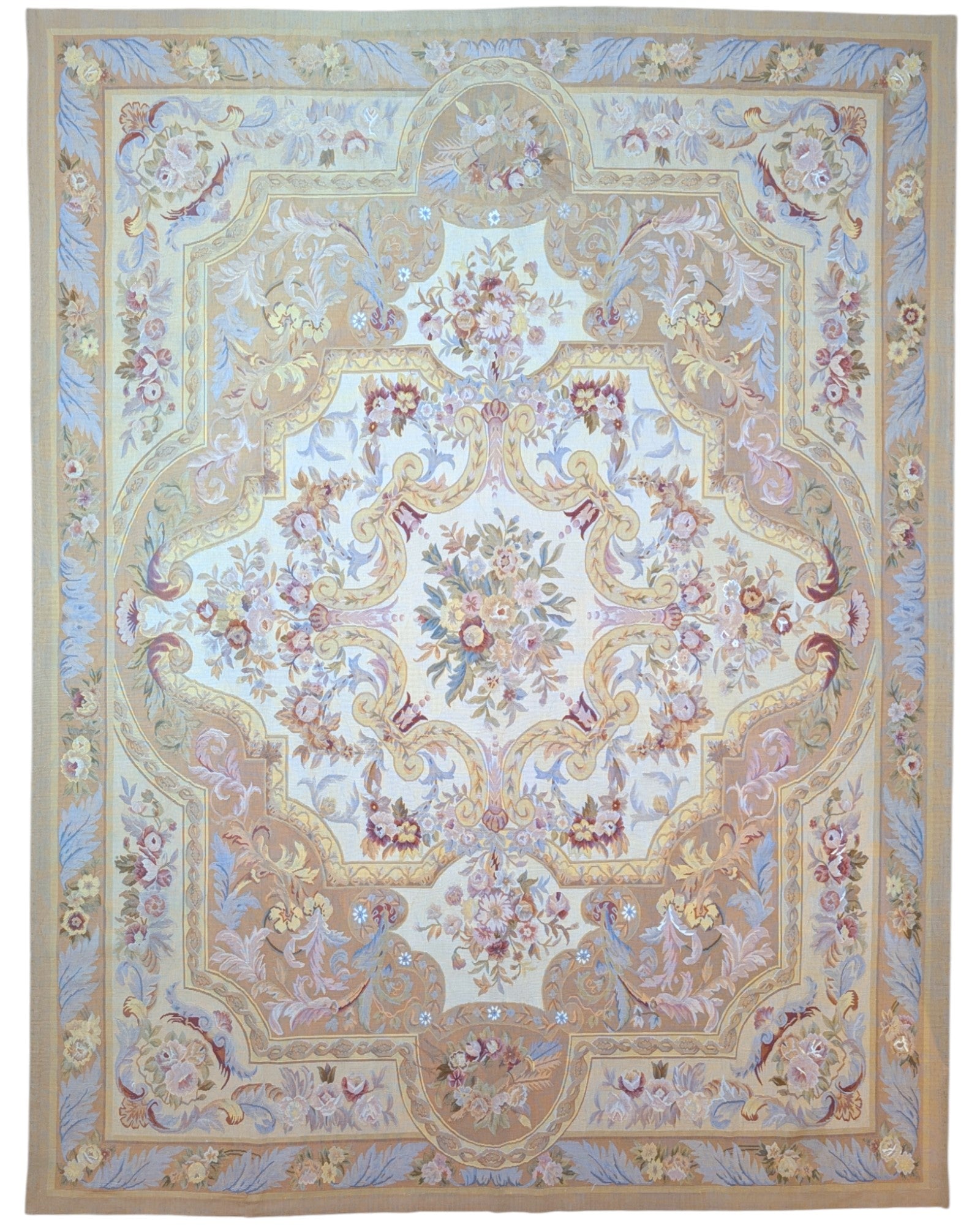 Tappeto Aubusson Cina 316x241 cm con fondo avorio e motivi floreali in beige, oro e pastello, tramato ed annodato a mano, provenienza Cina.