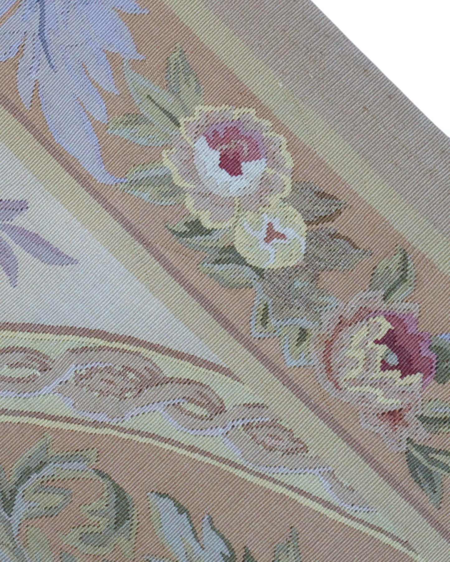 Tappeto Aubusson Cina 316x241 cm con fondo avorio e motivi floreali in beige, oro e pastello, tramato ed annodato a mano, provenienza Cina.