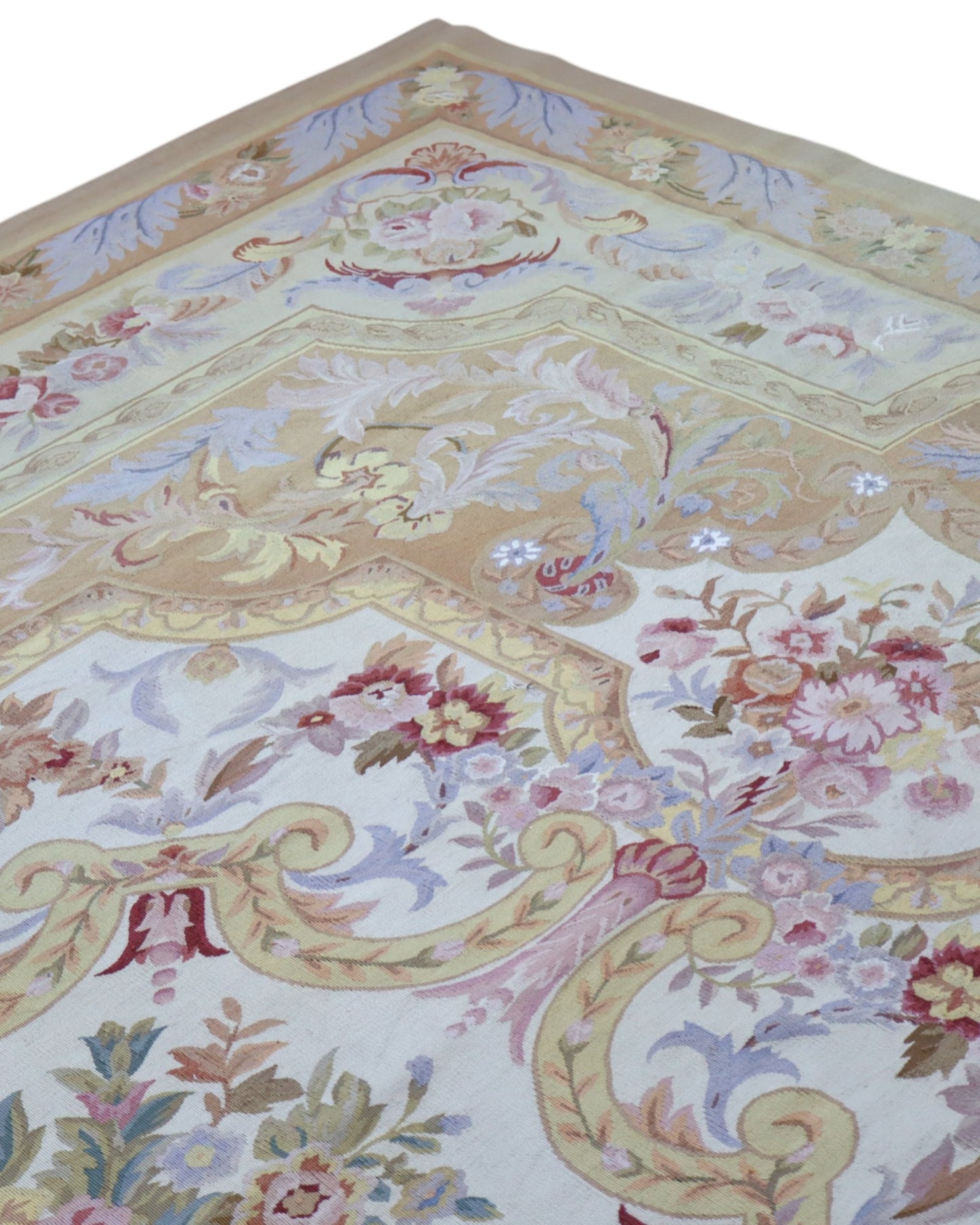Tappeto Aubusson Cina 316x241 cm con fondo avorio e motivi floreali in beige, oro e pastello, tramato ed annodato a mano, provenienza Cina.