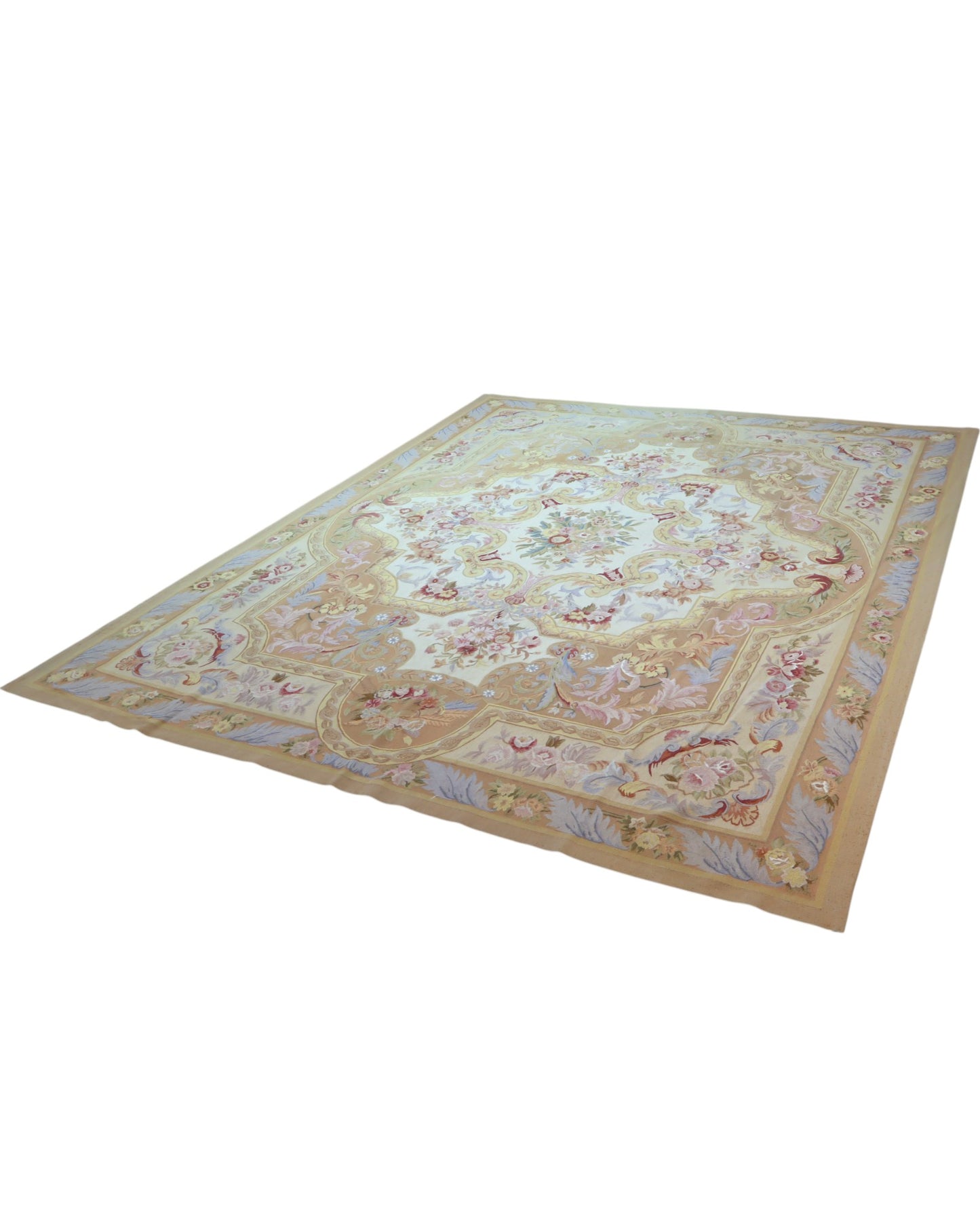 Tappeto Aubusson Cina 316x241 cm con fondo avorio e motivi floreali in beige, oro e pastello, tramato ed annodato a mano, provenienza Cina.